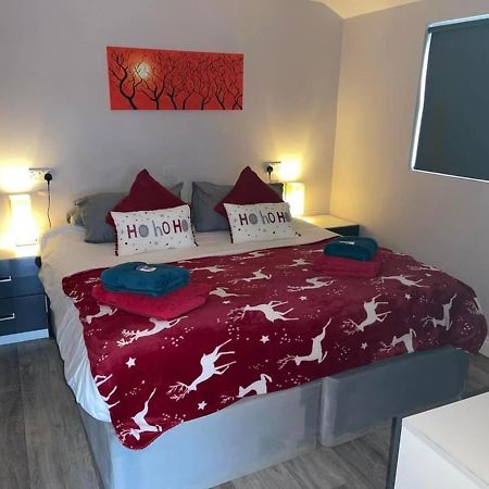 Deerfin Rentals Private Chalet With Hot Tub Ballymena Bagian luar foto