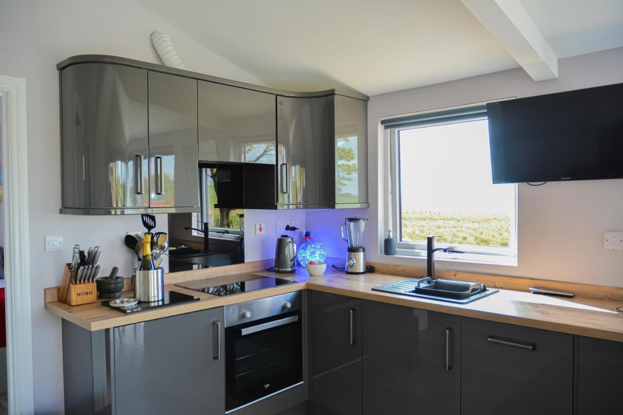 Deerfin Rentals Private Chalet With Hot Tub Ballymena Bagian luar foto