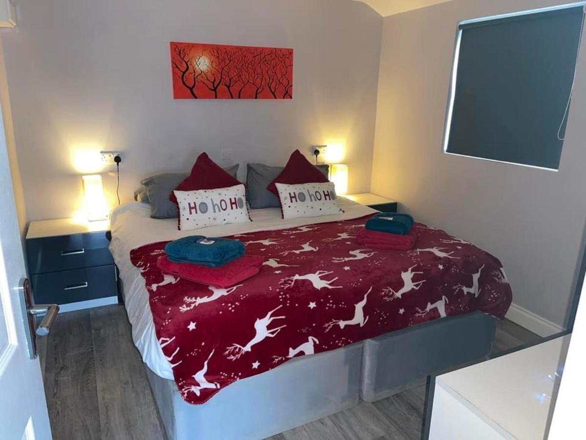 Deerfin Rentals Private Chalet With Hot Tub Ballymena Bagian luar foto